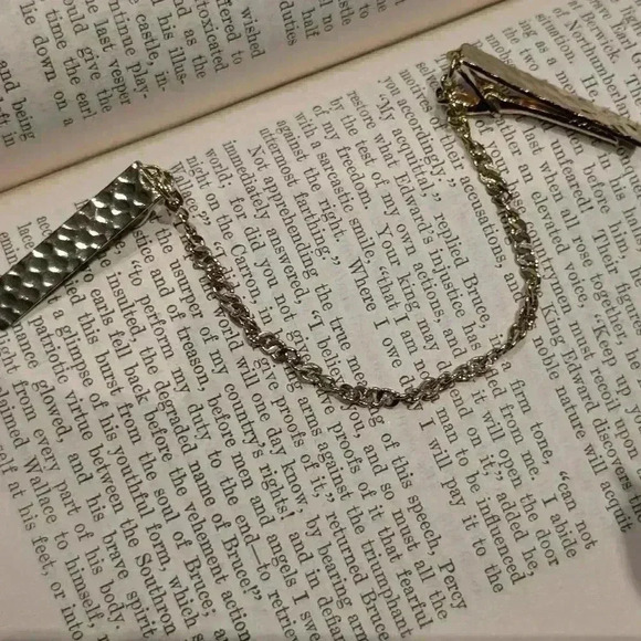 Vintage goldtone sweater clips - Picture 7 of 9